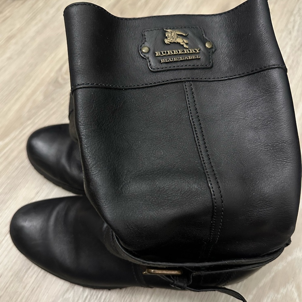 AUTHENTIC BURBERRY Boots Size: US6